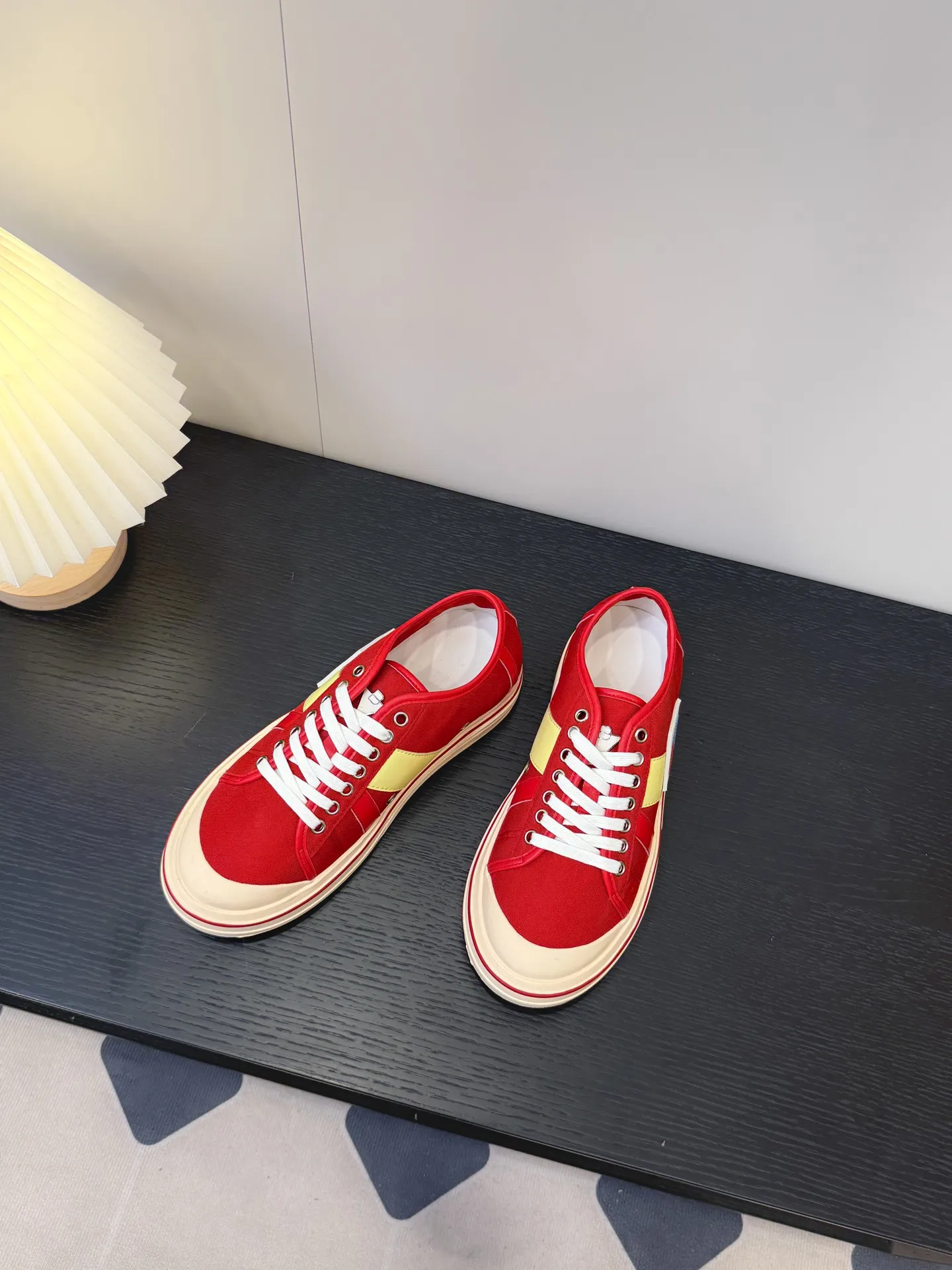 👟👟Ex-factory price 460👟👟 (Men's size +1️⃣0️⃣) BVOrbit's latest 2025 catwalk model, developed 1:1 from the original board, classic color matching elements! This is the biggest highlight of this shoe, eye-catching but not exaggerated design, super cool for daily use, super versatile whether paired with pants, sweaters or skirts, looks good no matter how you wear it, the more you look at it, the more you like it ❗️ Outsole: Original outsole color: 5 colors code number: female 35-40 male 39-44